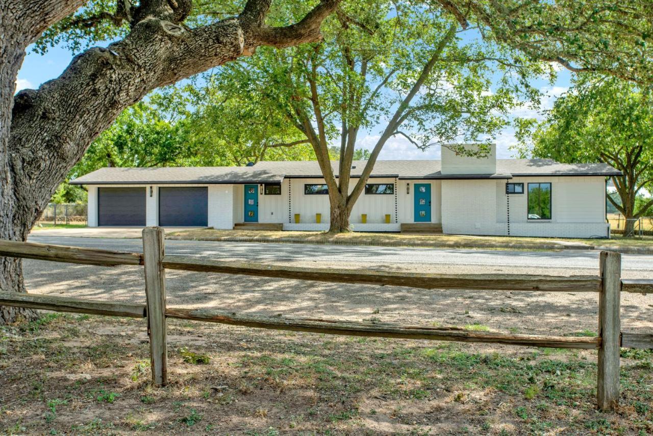 Stunning Home-Right Across From Albert Dance Hall! Stonewall Exterior photo